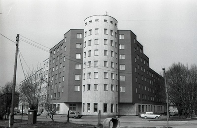 Äridega korterelamu Tallinnas Gonsiori 33, majanurk sümmeetriliselt. Arhitekt Avo-Himm Looveer  similar photo