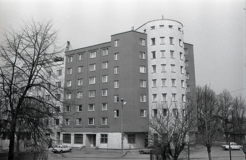 Äridega korterelamu Tallinnas Gonsiori 33, vaade hoonele Gonsiori tänavalt. Arhitekt Avo-Himm Looveer