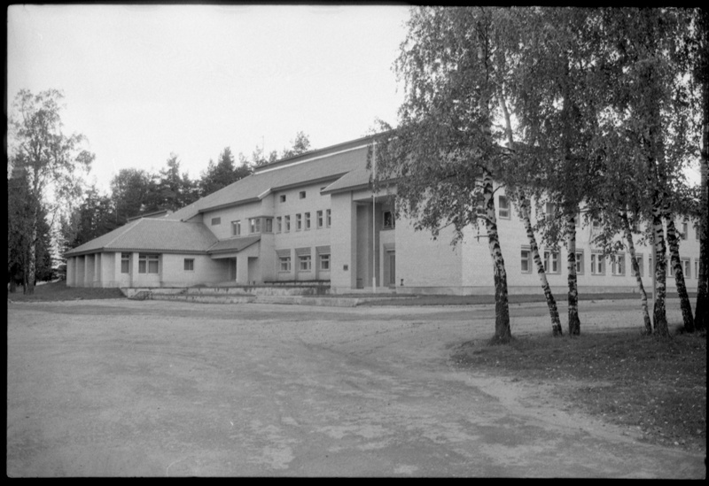 Võhandu kolhoosi keskus, vaade hoonele. Arhitekt Ell Väärtnõu