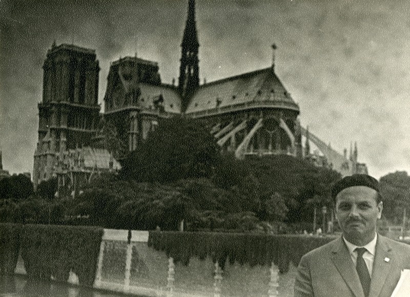Peeter Tarvas Pariisi Notre-Dame'i kiriku taustal, portreefoto