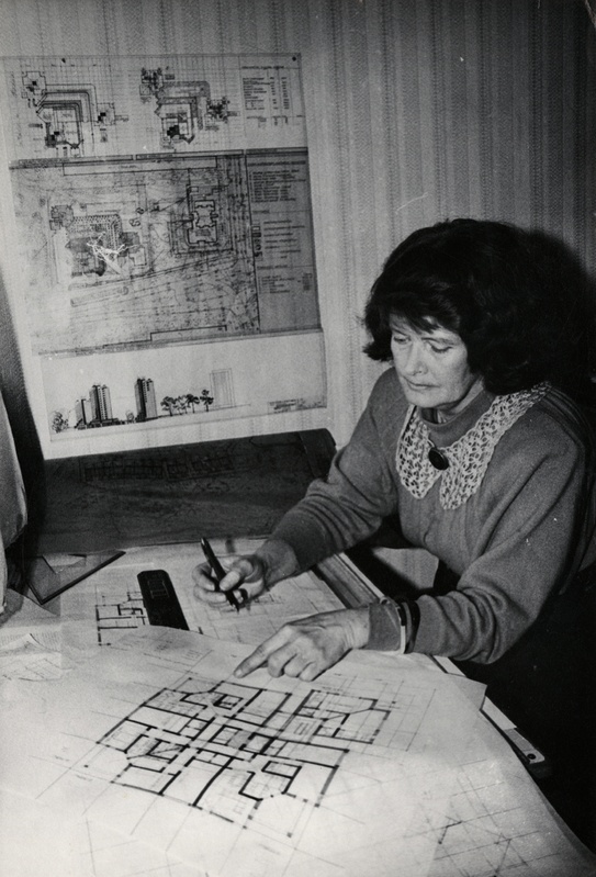 Maire Annus projekteerimislaua taga, poolportree