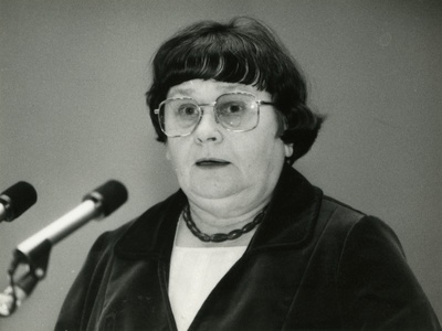 Valve Pormeister kõnepuldis ENSV AL kongressil Ametiühingute majas 1984, portreefoto  duplicate photo