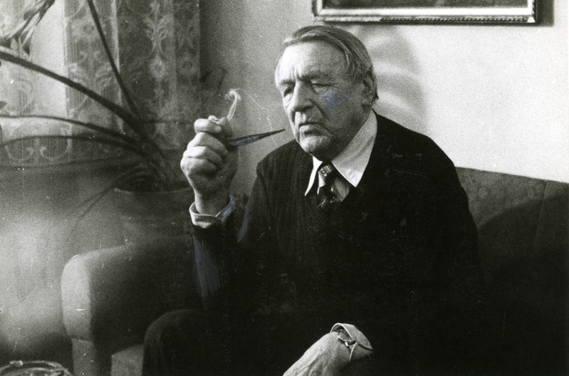 Arnold Matteus (kaader filmist Arnold Matteus), portree piibuga käes