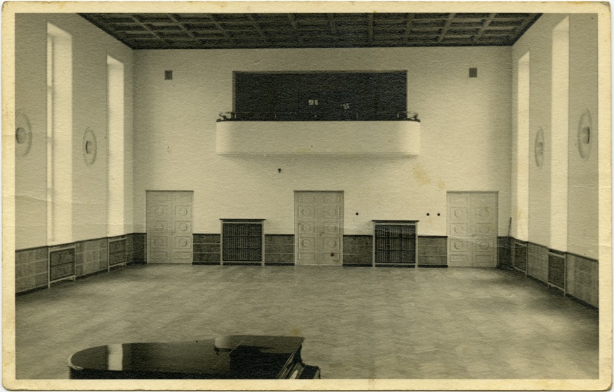 Rakvere Gümnaasiumi aula, vaade laval tühja saali, rõduga otsaseinale. Arhitekt Alar Kotli