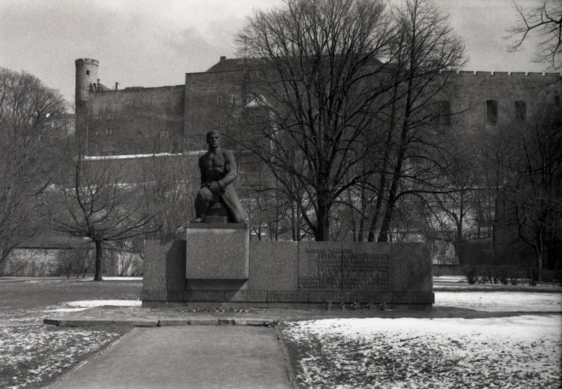 Ametiühingute monument Tallinnas, vaated. Skulptor Aleksander Kaasik, arhitekt Uno Tölpus