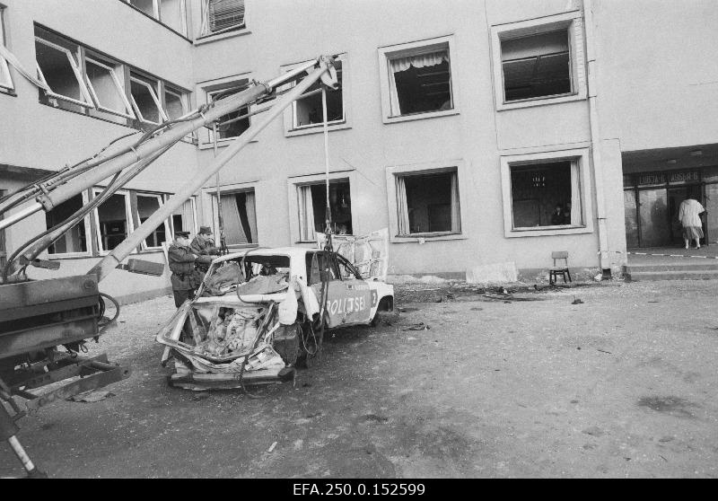 In front of the building of the Kadrioru police station, the cars and the building suffered as a result of the bombing on Lubja Street.