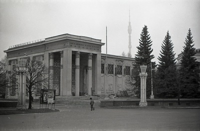 ENSV Paviljon NSVL Rahvamajandussaavutuste Näitusel: 9 vaadet hoonele, 9 vaadet hoonele. Arhitektid August Volberg, Peeter Tarvas, Harald Arman  similar photo