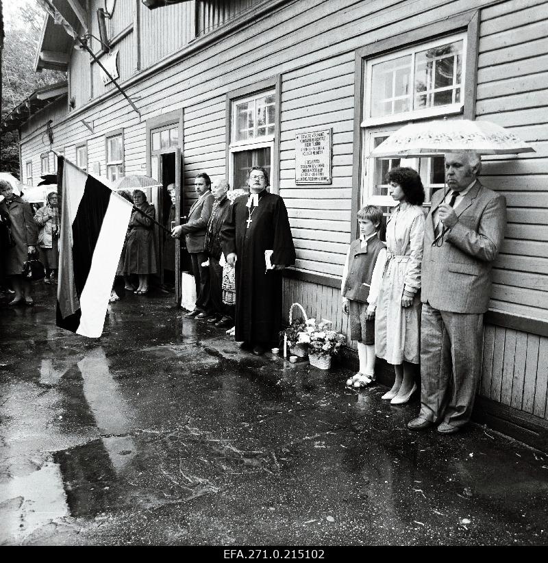 Opening of the memorial to the deported Võru Railway Station. In the middle of the roof Villu Jürjo.