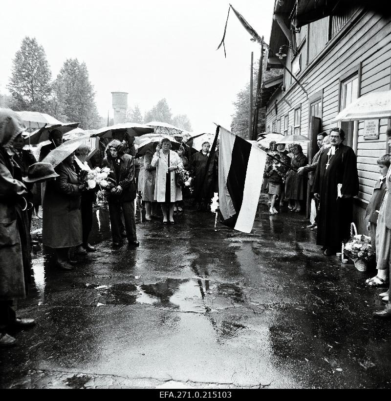 Opening of the memorial to the deported Võru Railway Station. In the middle of the roof Villu Jürjo.