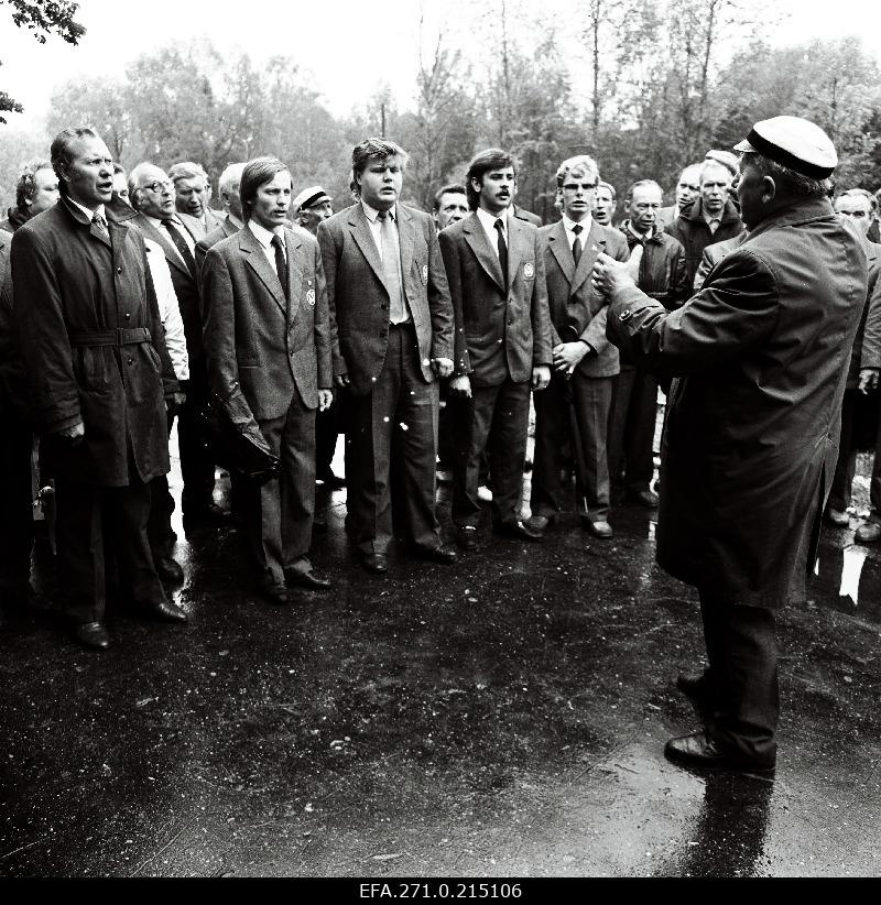 Opening of the memorial to the deported Võru Railway Station. There is a male cream.