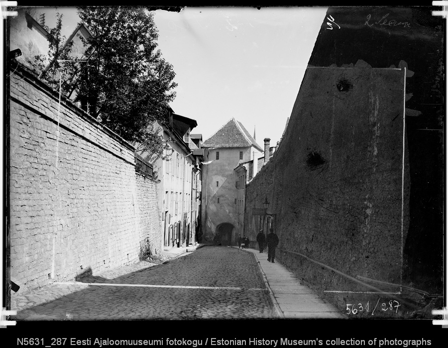 Pikk jalg, vaade Toompealt värava suunas.