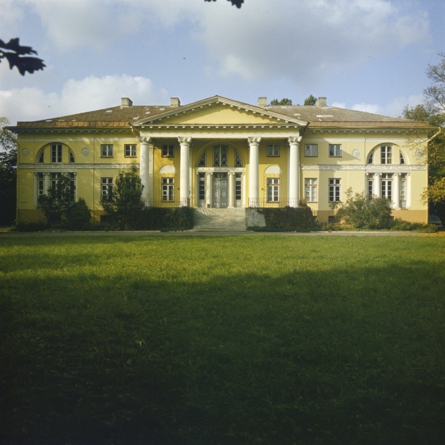 Saku Manor.