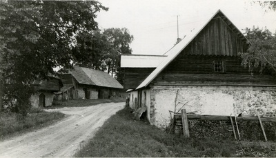 Kauksi veskitalu, vaade kompleksile  similar photo