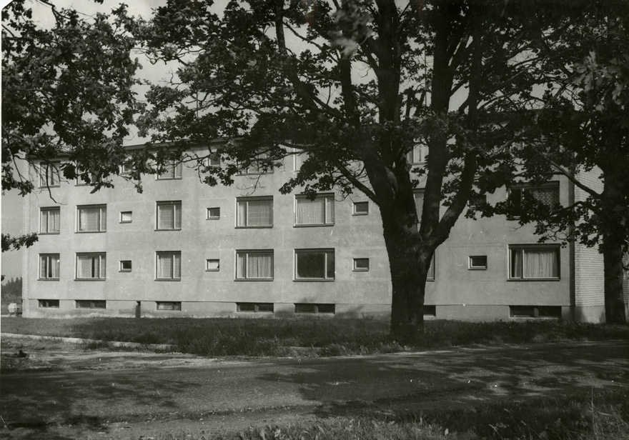 Korterelamu Olustveres, EMP, tp 111-22-39, tagantvaade. Arhitektid Boris Mirov, Manivald Noor