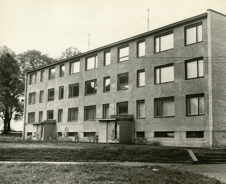 Korterelamu Olustveres, EMP, tp 111-22-39, eestvaade. Arhitektid Boris Mirov, Manivald Noor