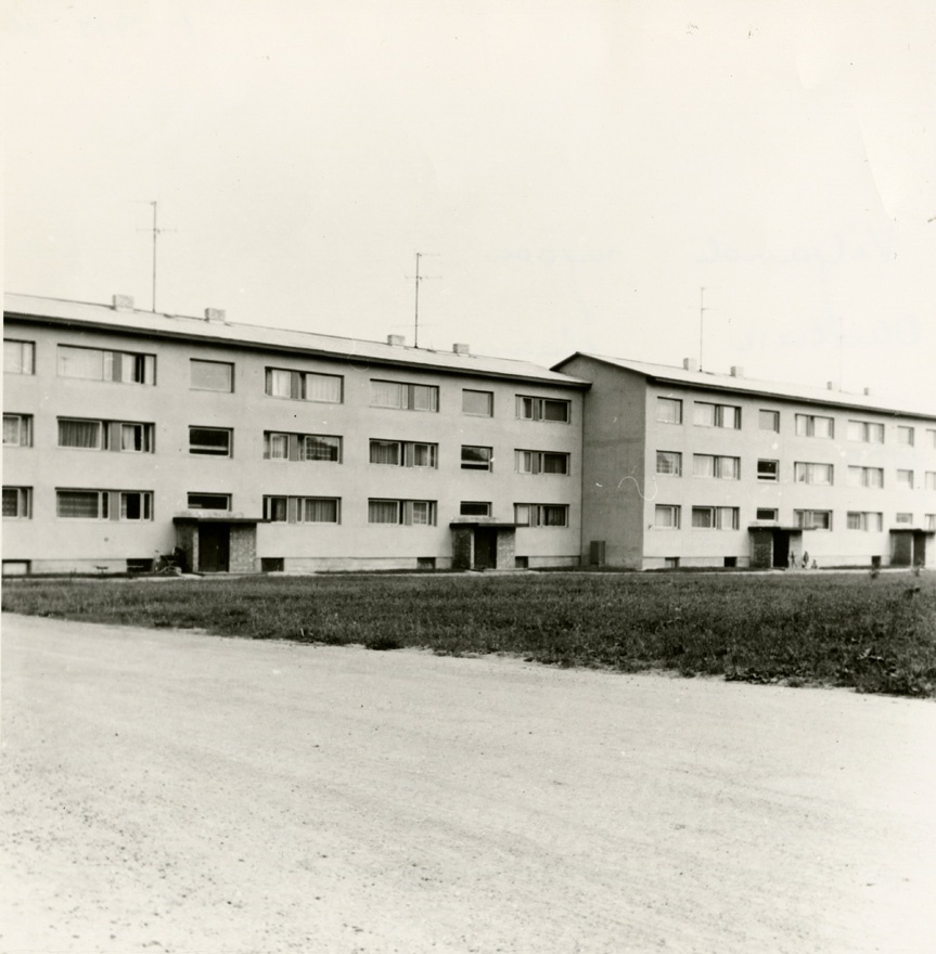 Korterelamud Olustveres, eestvaade. Arhitektid Boris Mirov, Manivald Noor