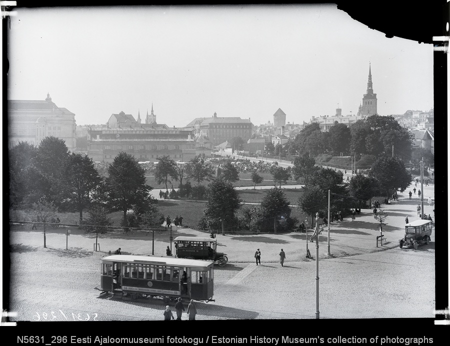 Vaade ülalt Viru väljaku haljasalale ja Uuele Turule Tartu mnt suunas.