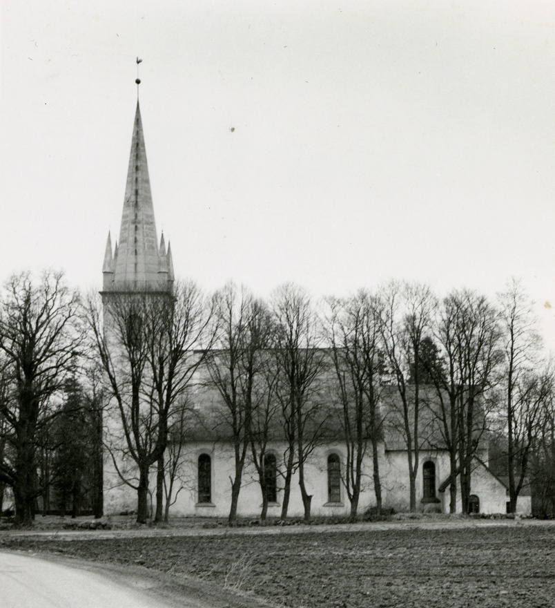 Laiuse Püha Jüri kirik, vaade lõunast