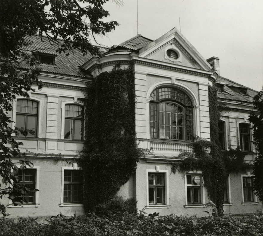 Kärstna mõisa peahoone, fassaadivaade. Ümbereh August Reinberg