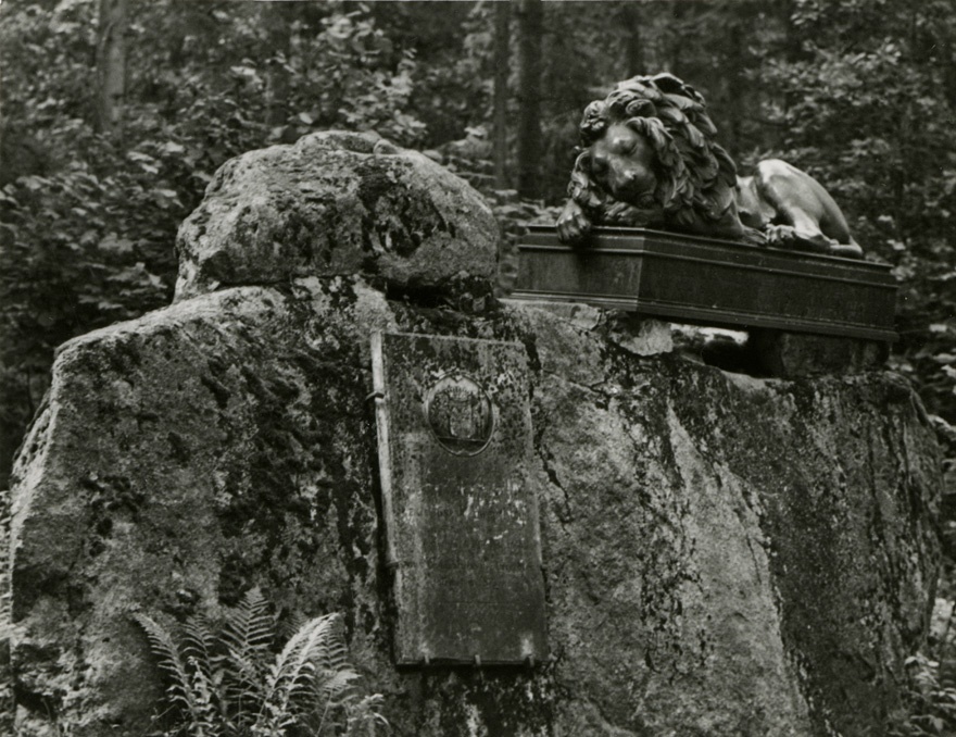 Mälestusmonument Kärstna mõisa pargis, vaade