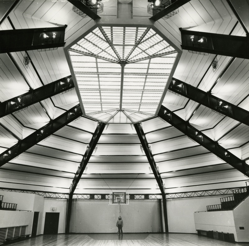 Rapla KEK-i hoone, vaade spordisaali. Arhitekt Toomas Rein; sisekujundus Aulo Padar