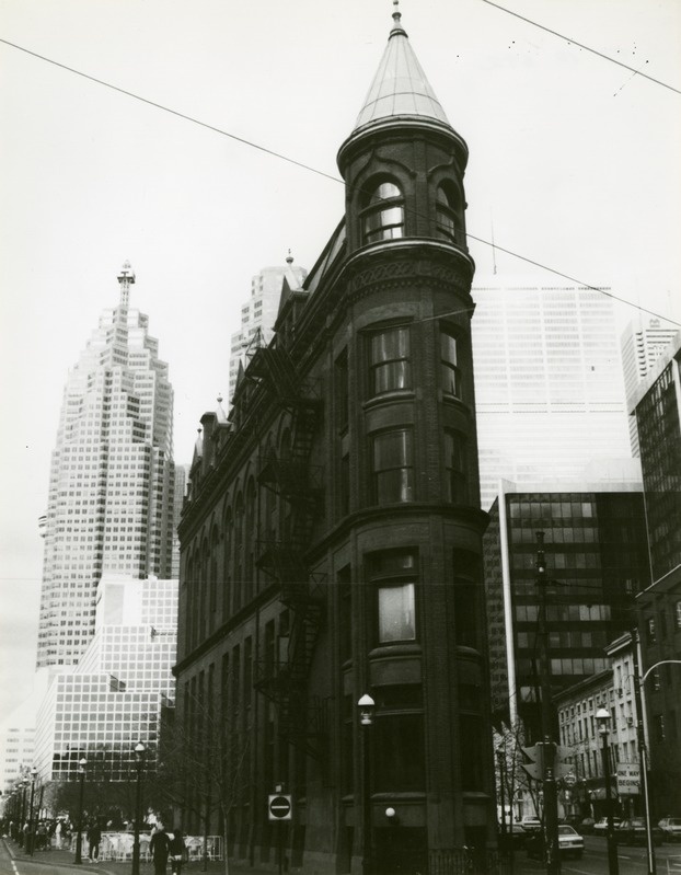 Flat-Iron Building Torontos, nurgavaade. Alar Kongats, Stephen Phillips