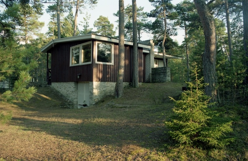 Perekond Pihelgate suvila Laulasmaal, foto seeriast "Kml", vaade hoonele nurgalt. Arhitekt Uno Tölpus, juurdeehitus Valve Pormeister