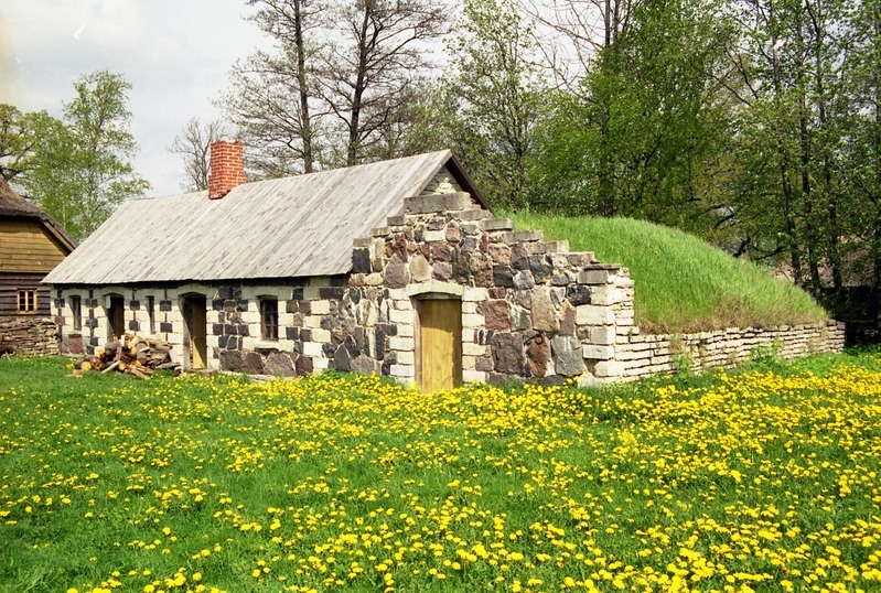 Talu abihoone Vabaõhumuuseumis, foto seeriast "Muhu Maja", kaks vaadet majale
