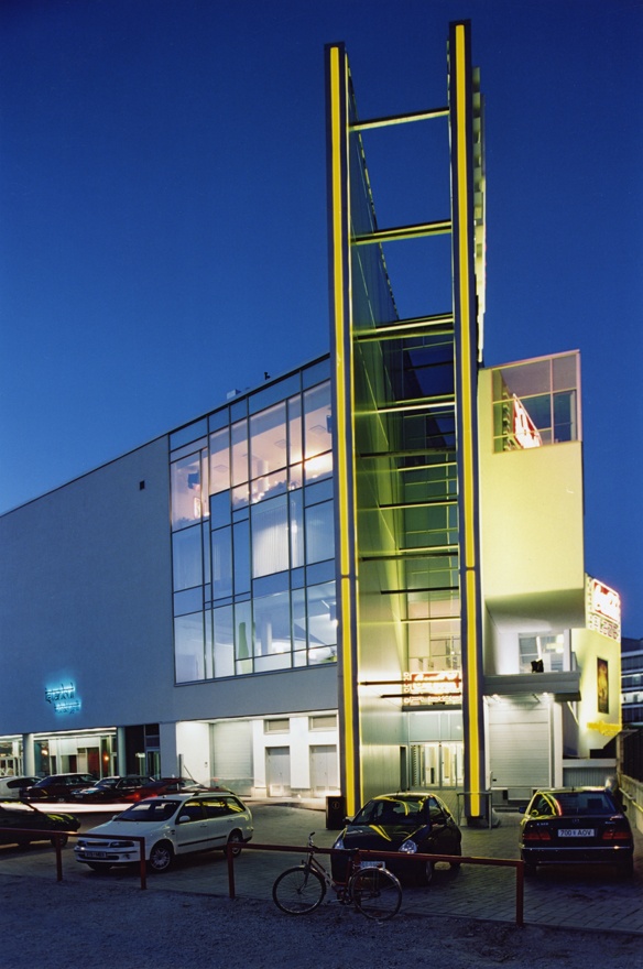 Kino "Coca-Cola plaza", foto seeriast "Koka", vaade hoonele nurgalt. Arhitekt Andri Kirsima