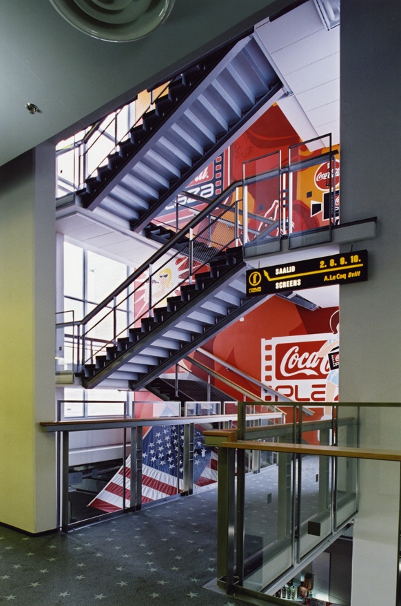 Kino "Coca-Cola plaza", foto seeriast "Koka", sisevaade treppidele. Arhitekt Andri Kirsima