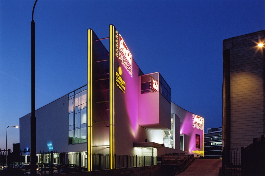 Kino "Coca-Cola plaza", foto seeriast "Koka", öine vaade hoonele nurgalt. Arhitekt Andri Kirsima
