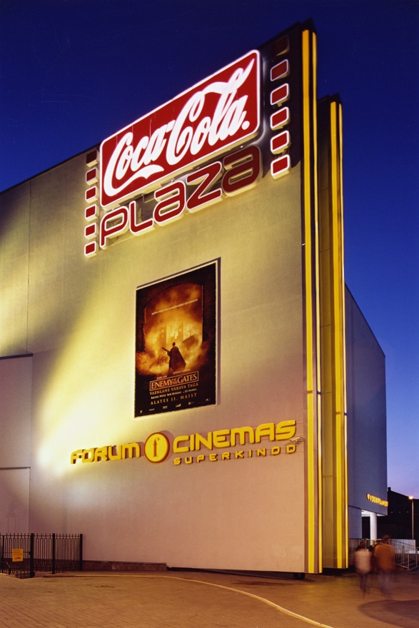Kino "Coca-Cola plaza", foto seeriast "Koka", öine vaade hoonele nurgalt. Arhitekt Andri Kirsima