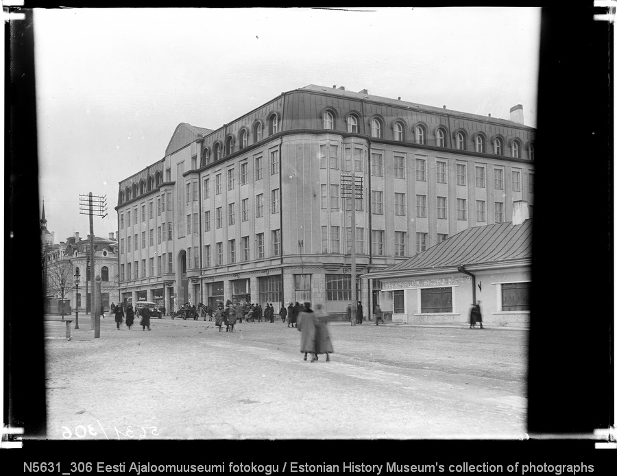 Hoone Pärnu mnt nr 10, Suur-ja Väike-Karja tänavate vahel. Vaade turu poolt.