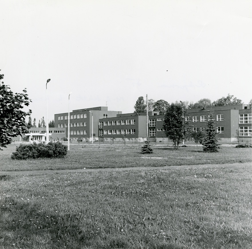 Räpina tehnikumihoone, üldvaade. Arhitektid Mari-Ann Hütt, Koit Komissarov