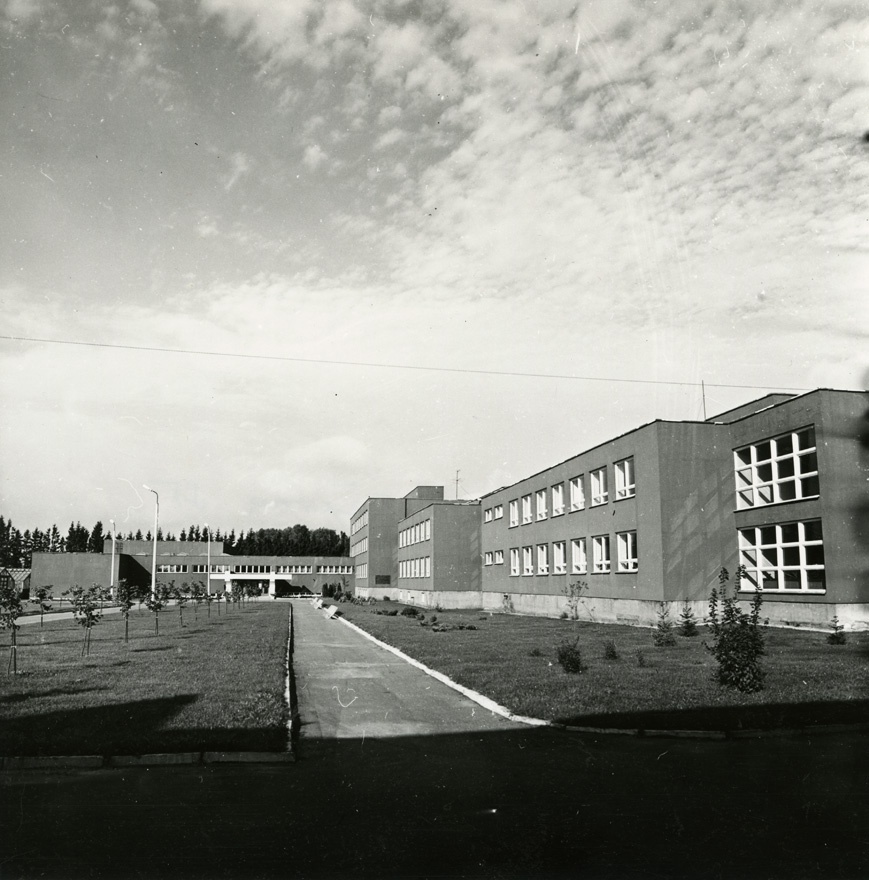 Räpina tehnikumihoone, vaade sissepääsu suunas. Arhitektid Mari-Ann Hütt, Koit Komissarov