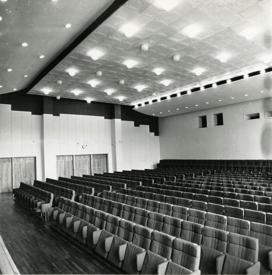 Räpina tehnikumihoone, interjöörivaade saali. Arhitektid Mari-Ann Hütt, Koit Komissarov