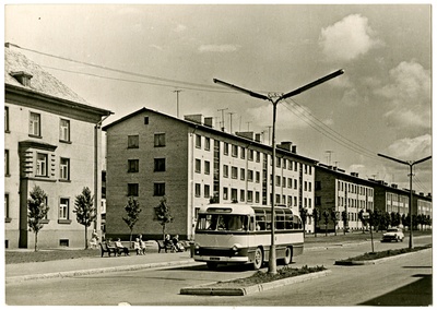 Pärnu Lenini puiestee (nüüdne Pikk tn). Esiplaanil autobuss, taamal hruštšovkad  similar photo