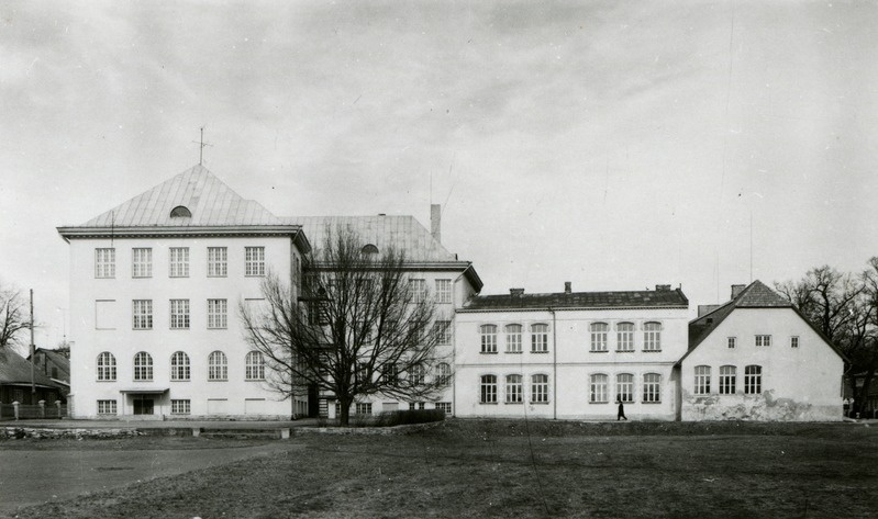 Koolimaja Haapsalus, vaade hoonetele Wiedemanni tänavalt. J/e arh Artur Perna