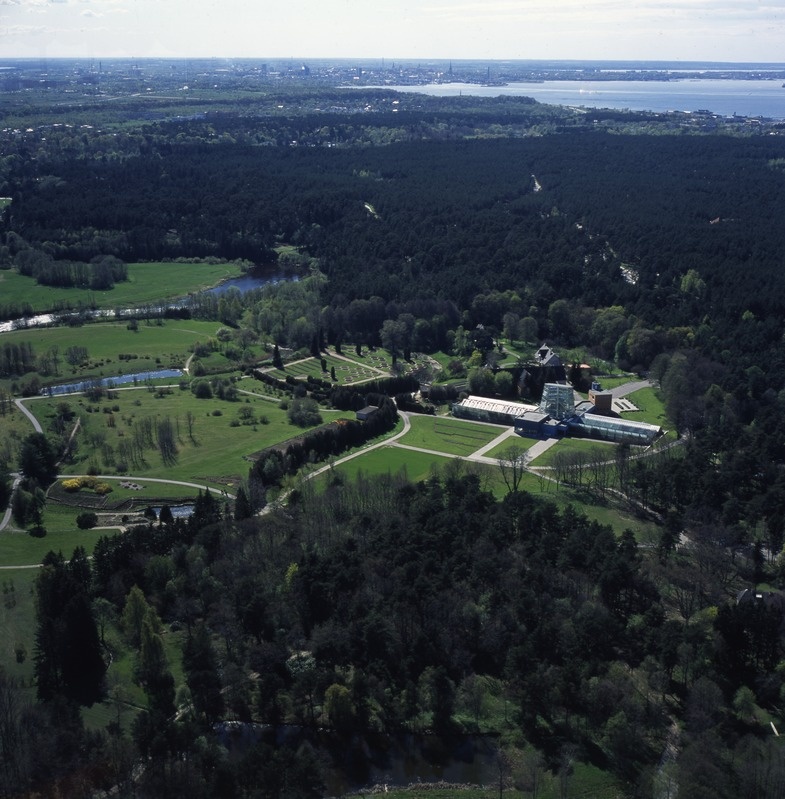 Tallinna Botaanikaaia palmimaja, foto seeriast "Seen", vaade teletornist. Arhitektid Vilen Künnapu, Ain Padrik, Arne Maasik