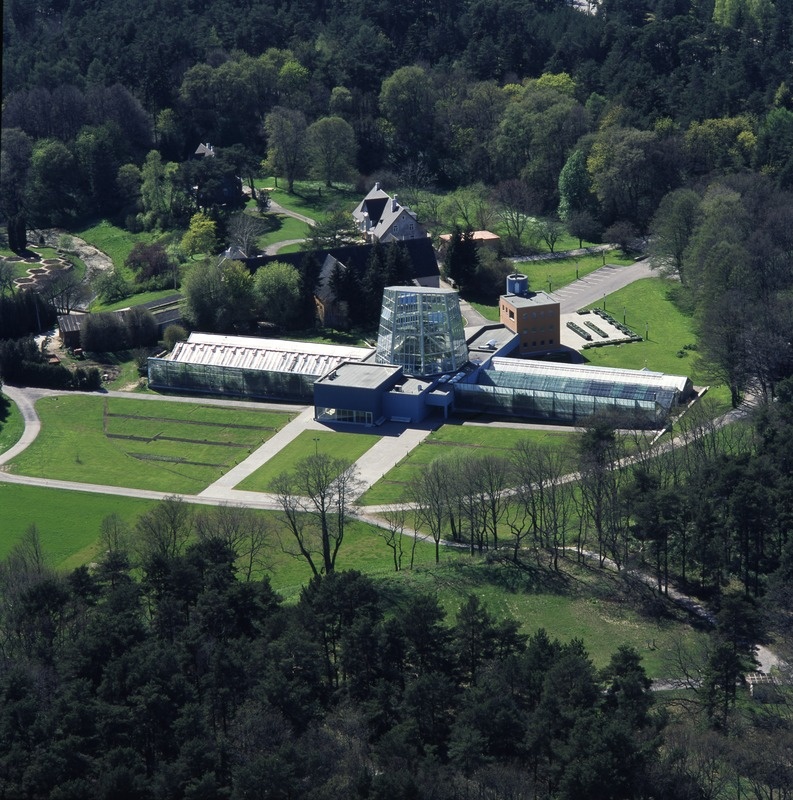 Tallinna Botaanikaaia palmimaja, foto seeriast "Seen", vaade teletornist. Arhitektid Vilen Künnapu, Ain Padrik, Arne Maasik
