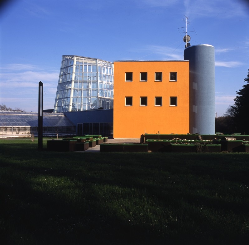 Tallinna Botaanikaaia palmimaja, foto seeriast "Seen", eestvaade, taga teletorn. Arhitektid Vilen Künnapu, Ain Padrik, Arne Maasik