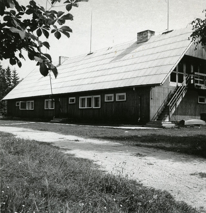 Kullimänniku puhkebaas, esifassaadi vaade. Arhitekt Maara Metsal