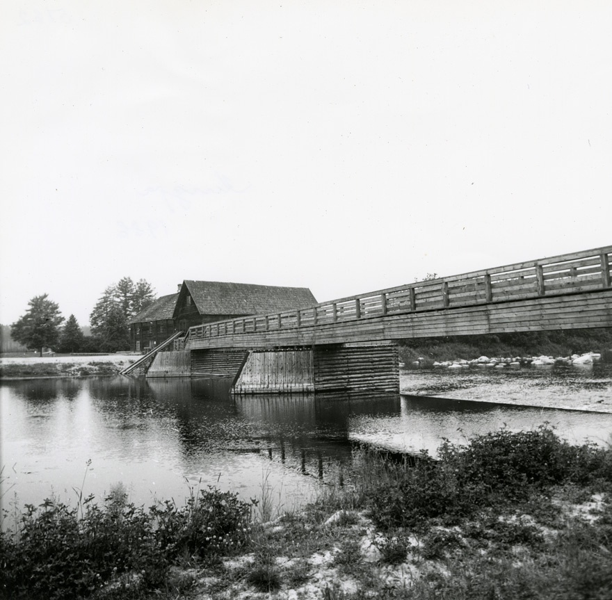 C.R. Jakobsoni talumuuseumi jahu- ja saeveski, vaade sillaga üle vee