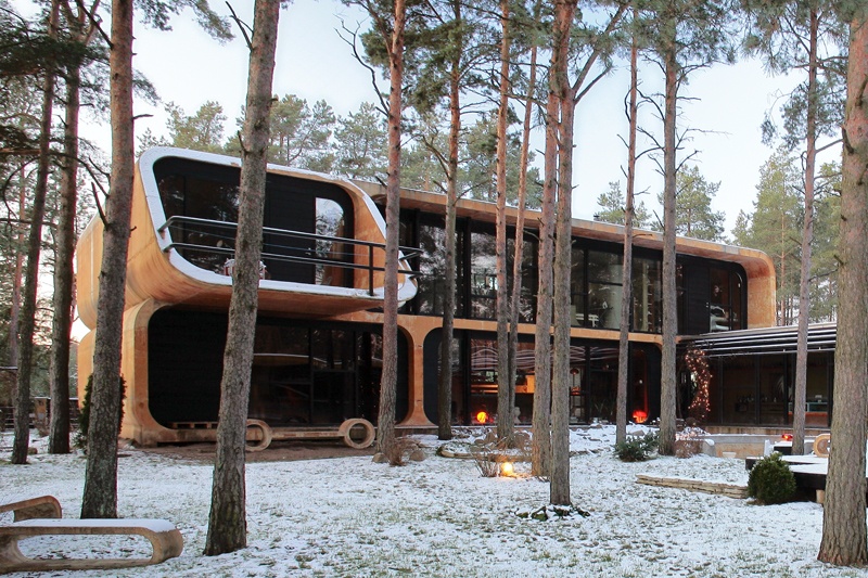 Villa U (betoonist eramu Nõmmel), talvine vaade hoovi poolt. Arhitektid Gert Sarv, Lauri Laisaar