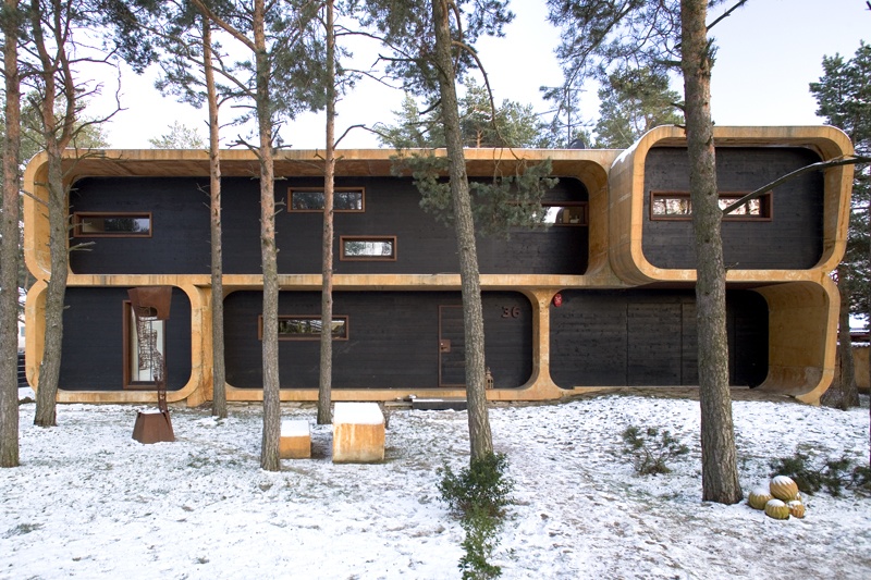 Villa U (betoonist eramu Nõmmel), talvine vaade hoovi poolt. Arhitektid Gert Sarv, Lauri Laisaar