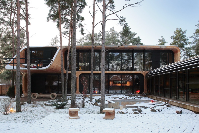 Villa U (betoonist eramu Nõmmel), talvine vaade hoovi poolt. Arhitektid Gert Sarv, Lauri Laisaar