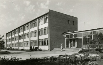 Kuulmis- ja kõnehäiretega laste eriinternaatkool Tartus Hiie tn, esifassaadi vaade. Arhitekt Raul-Levroit Kivi  duplicate photo