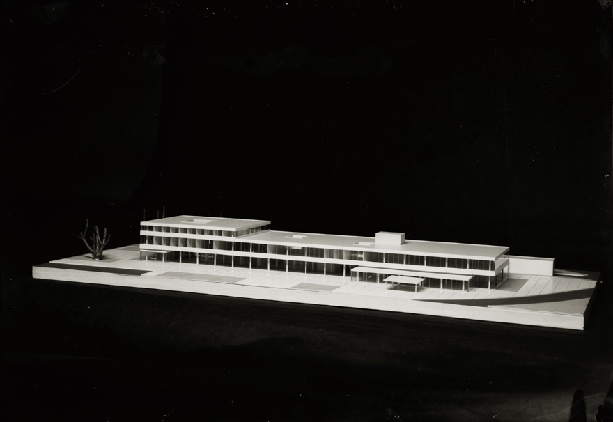 Haapsalu kaubanduskeskus-võõrastemaja, maketi vaated, planšetifoto. Arhitekt Koidu Lassmann