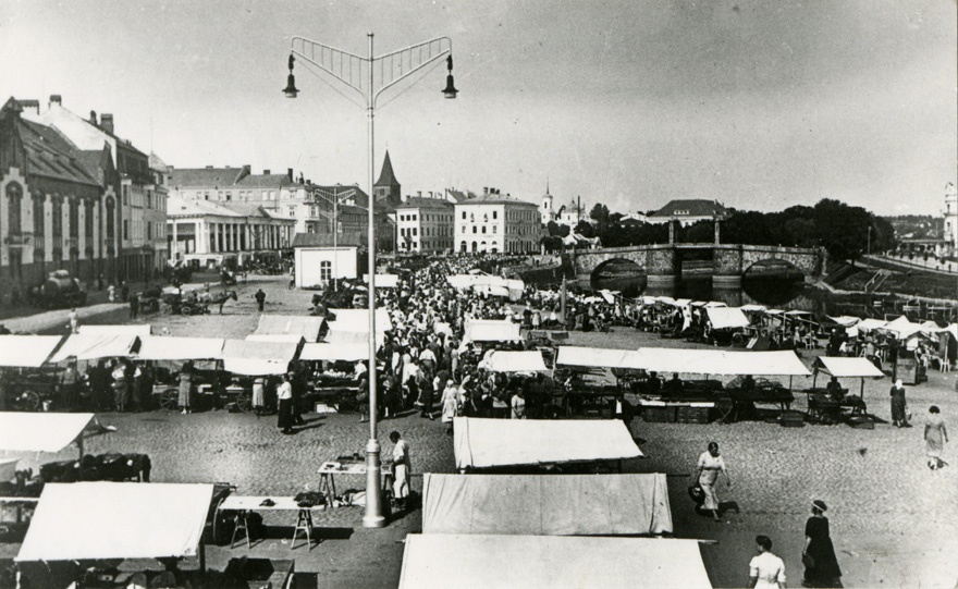 Tartu turuhoone esine väljak, foto väljakust