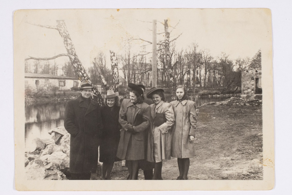 Põltsamaa people on the shore of the river in the 2nd half of the 1940s (many half of the ruins). A. Saare gifted photo.